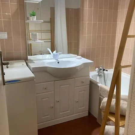 Дом отдыха Maison Au Calme Dans La Pinede Лакано
